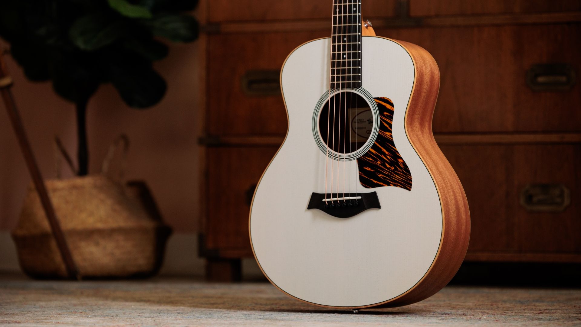 Read more about the article 迷你吉他的藝術之作——Taylor GS Mini-e Trans White